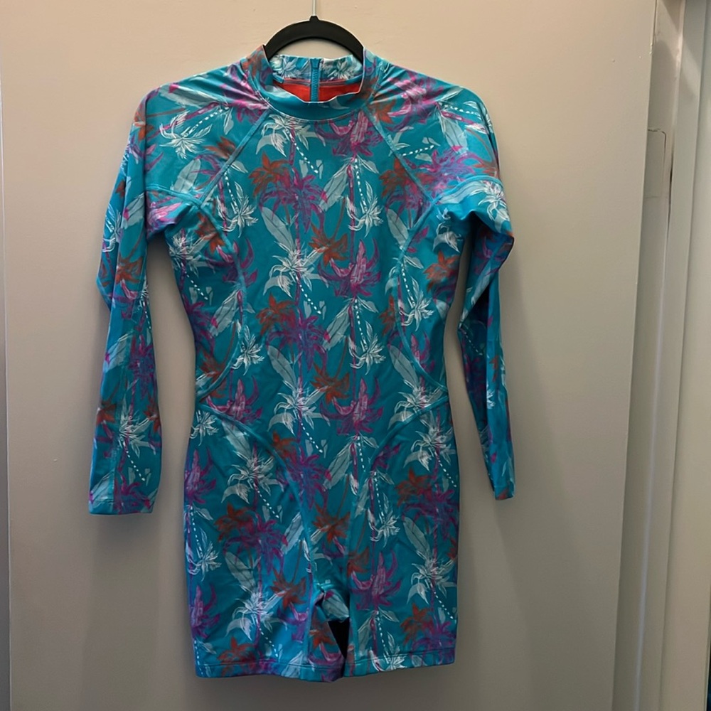 👙JOLYN 🌊🐬 🌺
Rash guard. Mint condition. Worn only once!